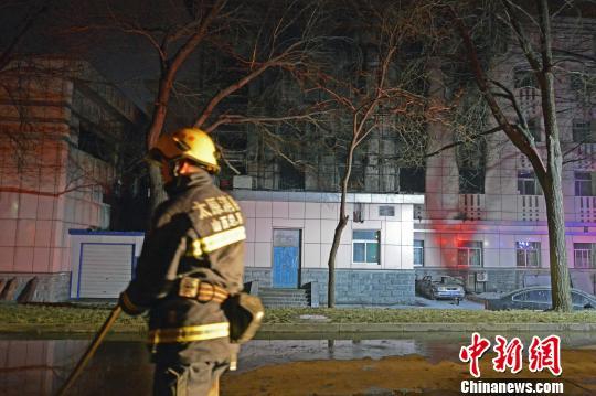 消防员在事故现场灭火。　武俊杰 摄