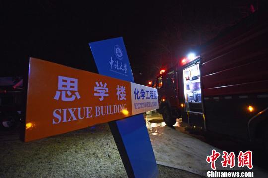 消防车在事发现场。　武俊杰 摄